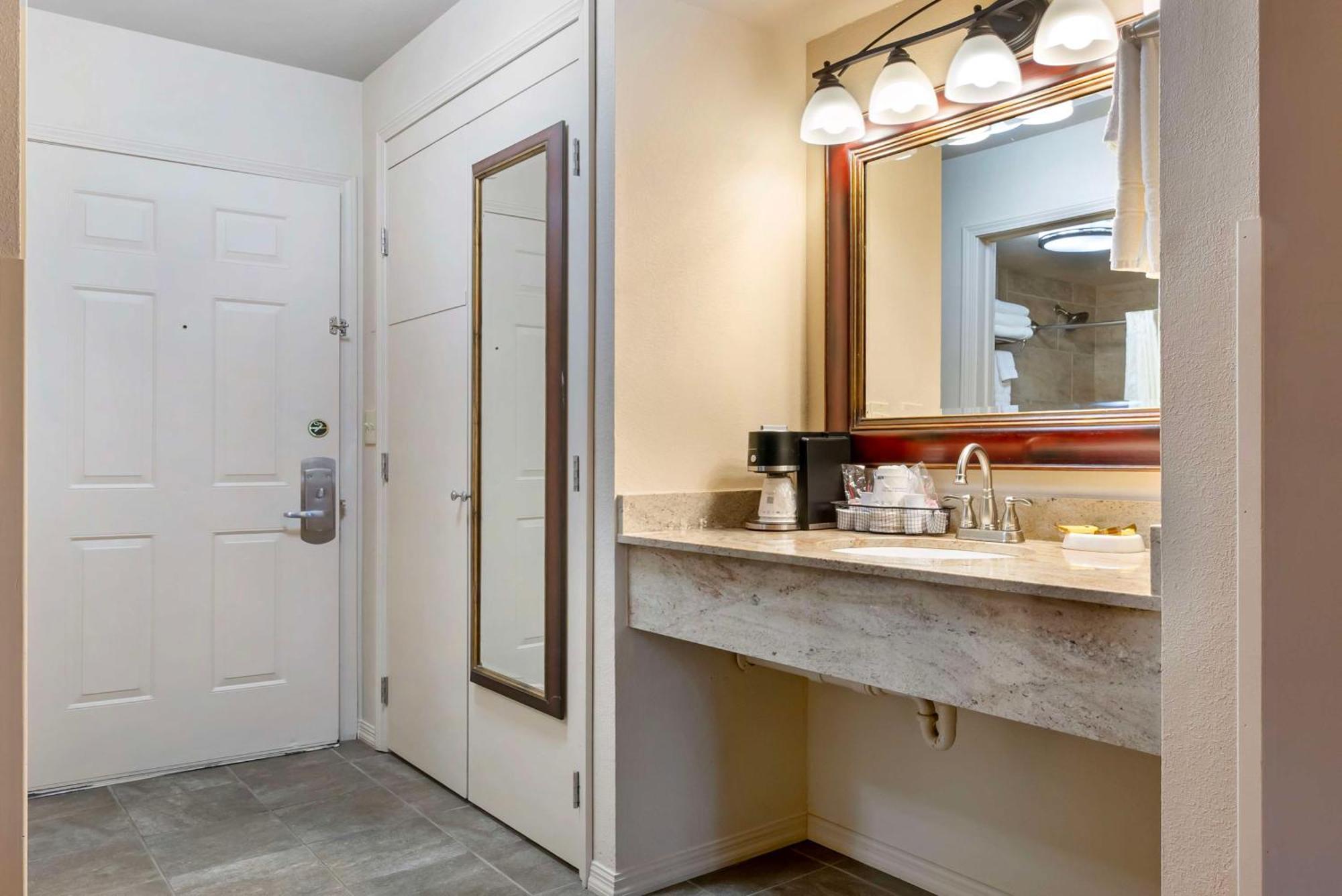 Best Western Plus Concord Inn Минокуа Екстериор снимка