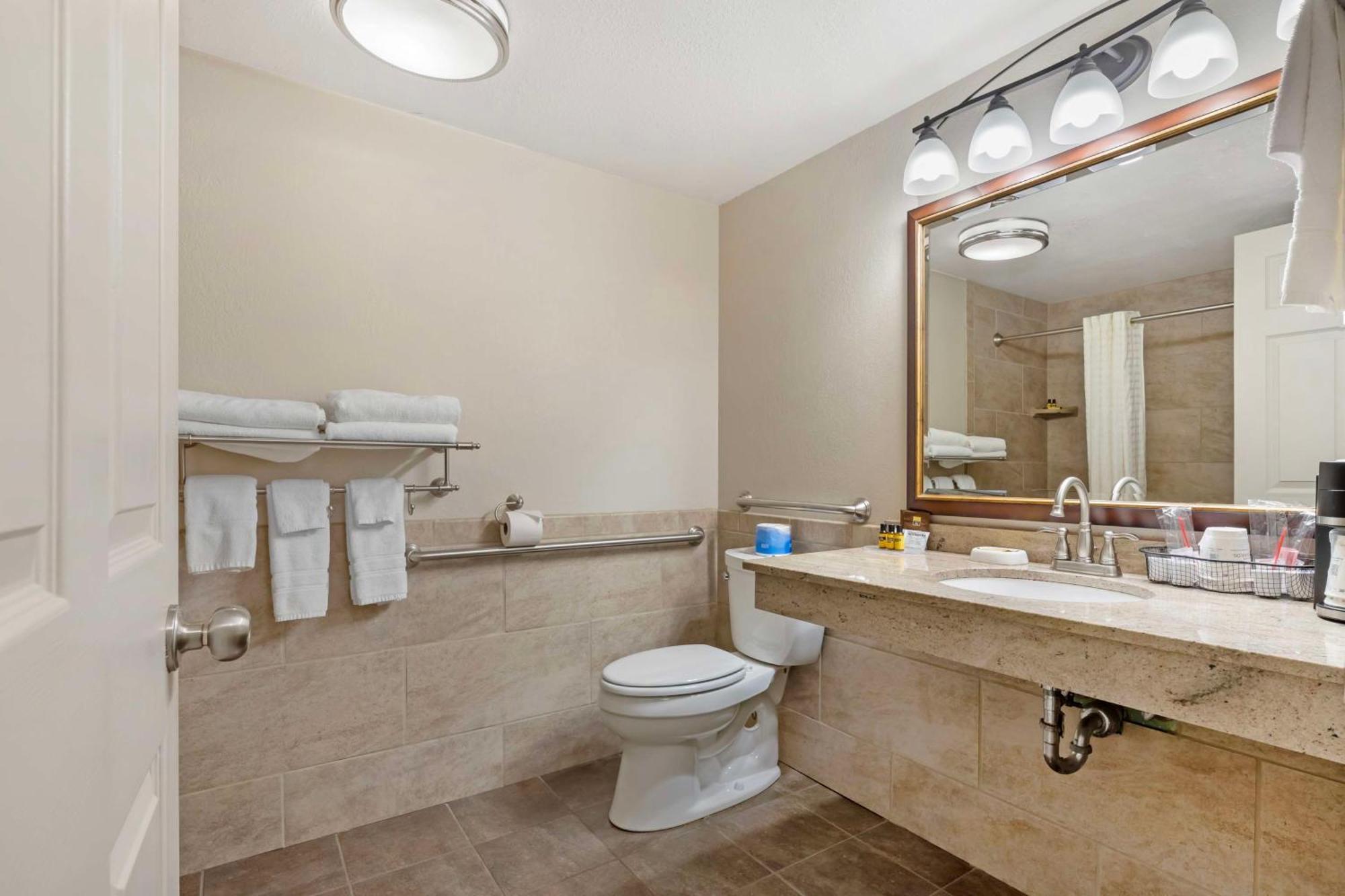Best Western Plus Concord Inn Минокуа Екстериор снимка